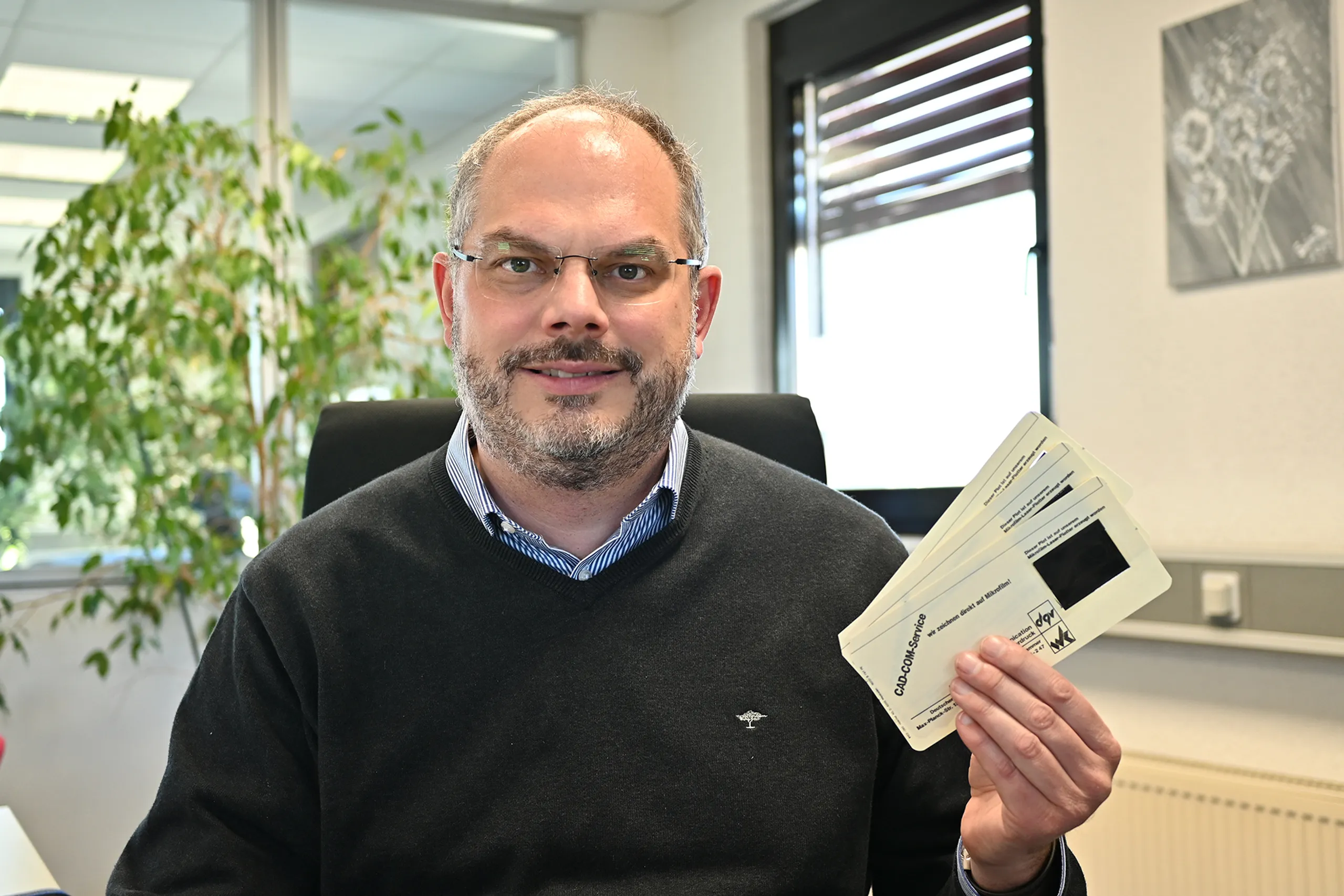 Dr. Oliver Schliebusch zeigt Microfilme