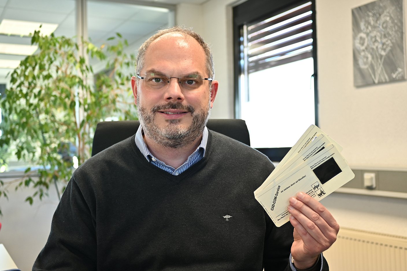 Foto Oliver Schliebusch mit Mikrofilmen in der Hand